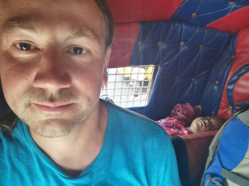 ... su al Tuk-Tuk a Phnom Penh ... c'è già qualcuno dietro di me ...