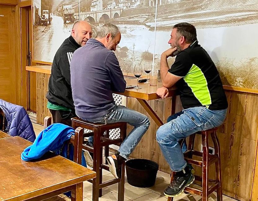 In der Mittagszeit immer das gleiche Bild: Männer und Frauen, die zusammen sitzen und die Lage besprechen. 