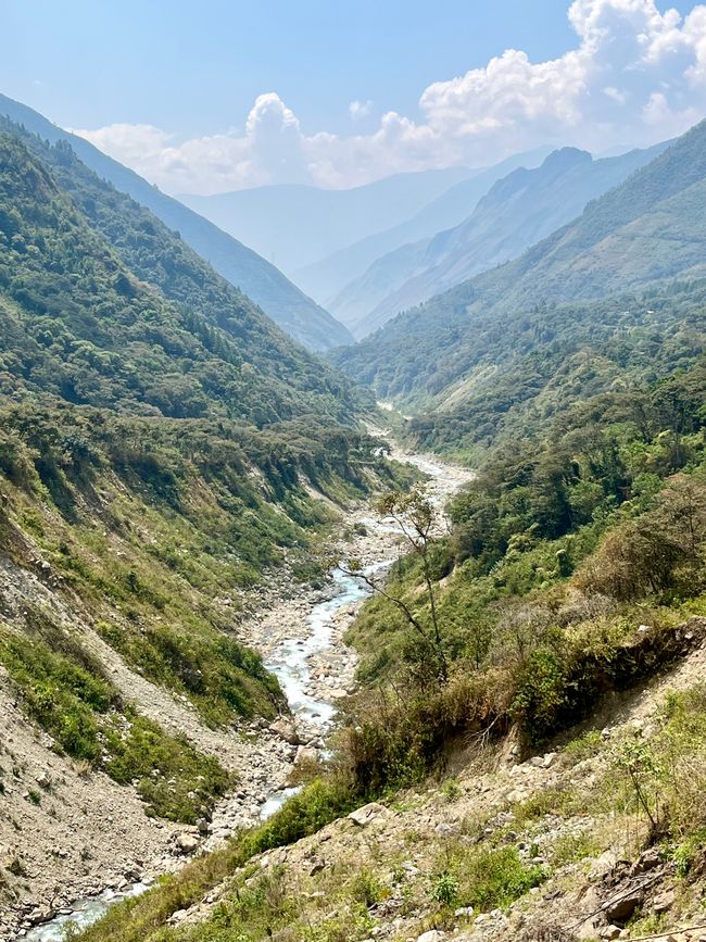 Cañón con viejas puentes incas
