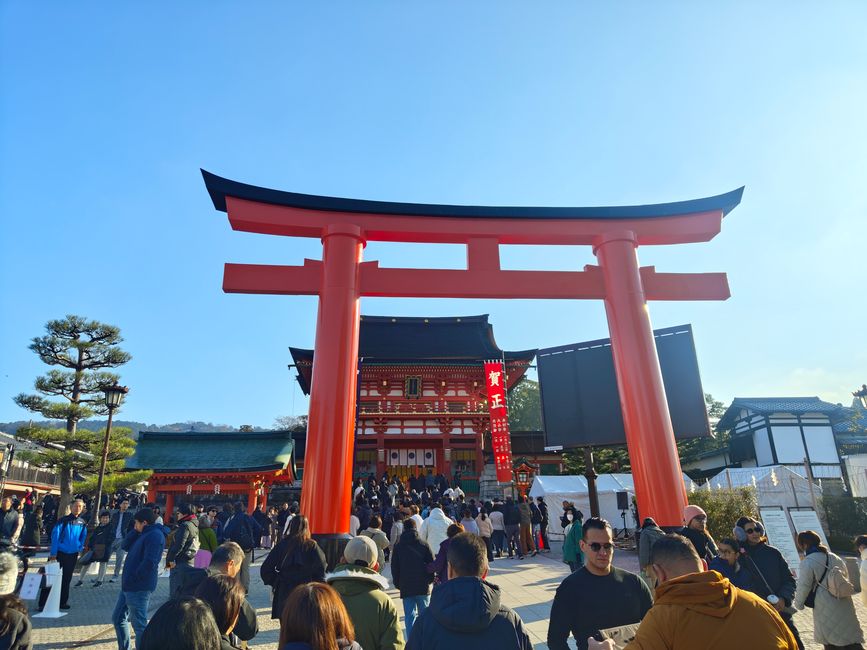 A lot going on at the Fushimi Inari Taisha shrine