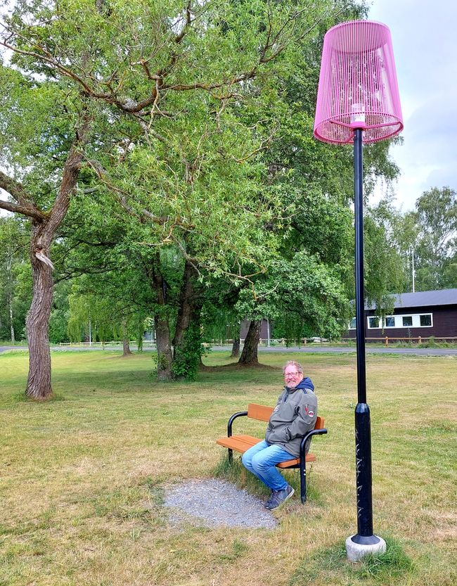 Auf unserem Spaziergang haben wir eine Stehlampe draußen entdeckt 