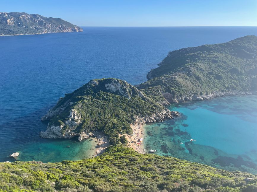 , we set up our camp on the beach of Agios Stefanos. I’m not entirely comfortable with this. If there were heavy rain or strong waves, we could quickly 