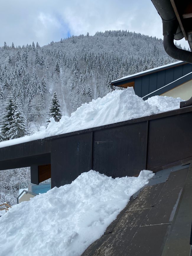 und vom Dach rutscht der Schnee