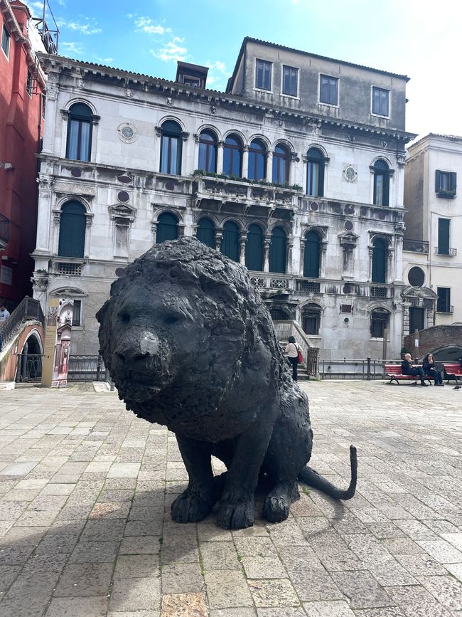 Scultura sulla piazza