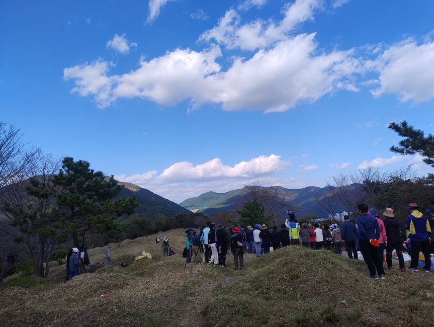 Trabajo voluntario en los jardines de las colinas de Busan 