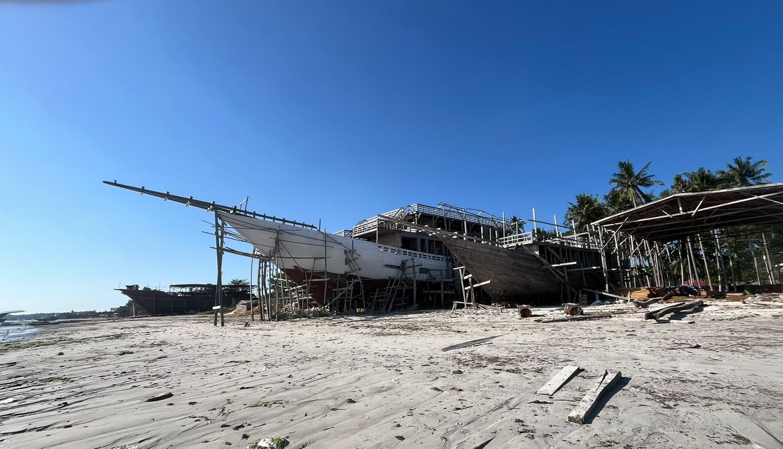 Schiffswerften am Strand von Tana Beru