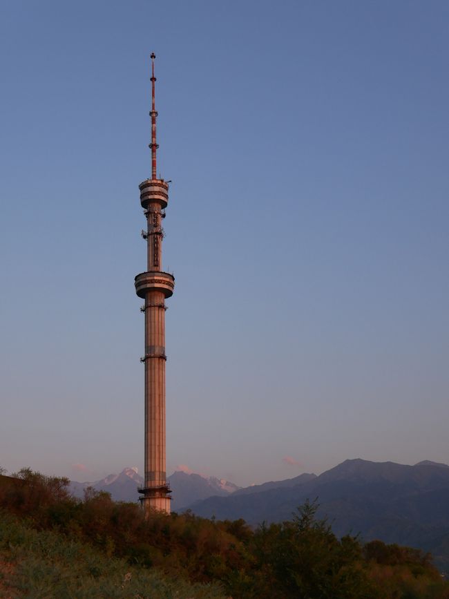 Del campo de vuelo en Turkmenistán hasta la puesta de sol en Kök Töbe: Llegada a Almaty