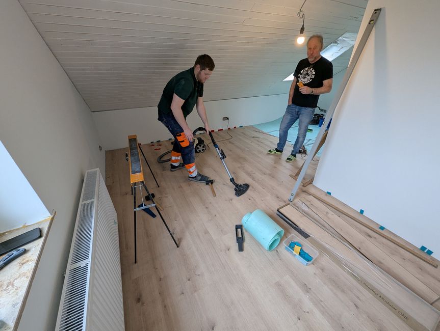 Mit Jutta und Uwe im Dachgeschoss den Boden fertig legen