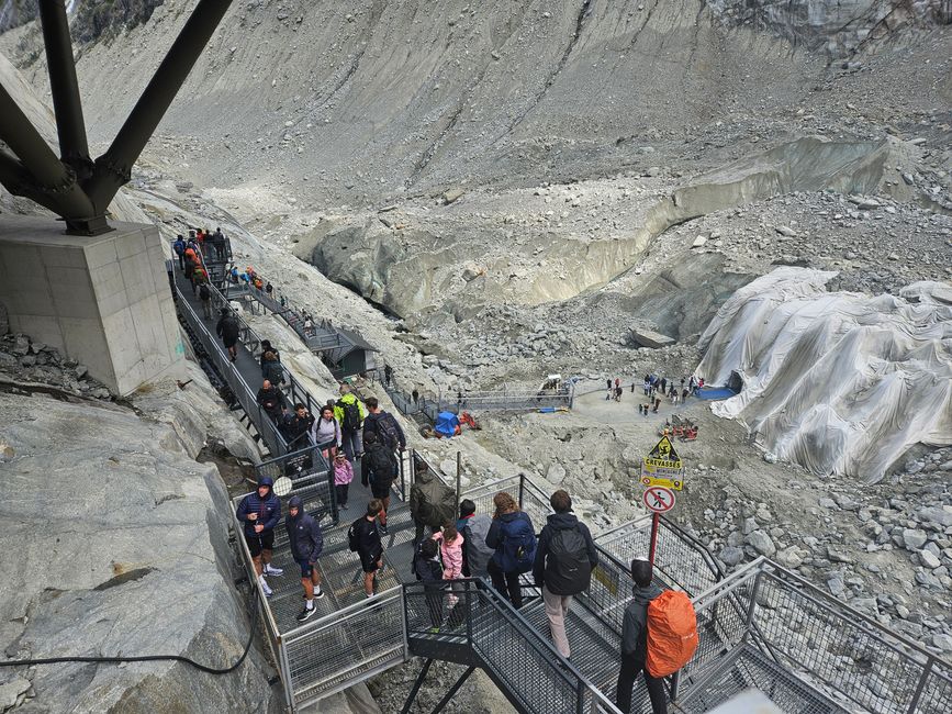Treppe hinunter zum Rest des Gletschers 