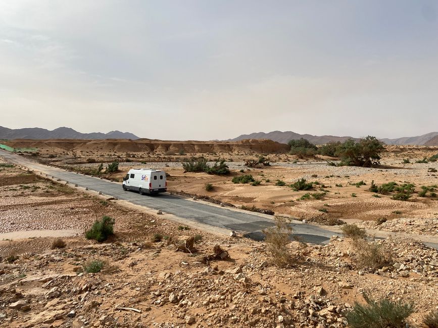 Zurück geht es über den Wadi - in der Regenzeit kann das Wasser hier meterhoch sein