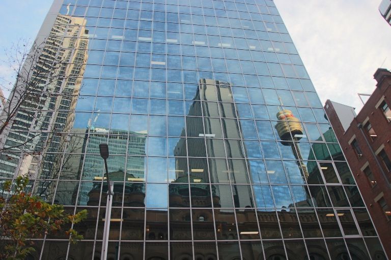 Sydney Tower und Queen Victoria Building als Spiegelung