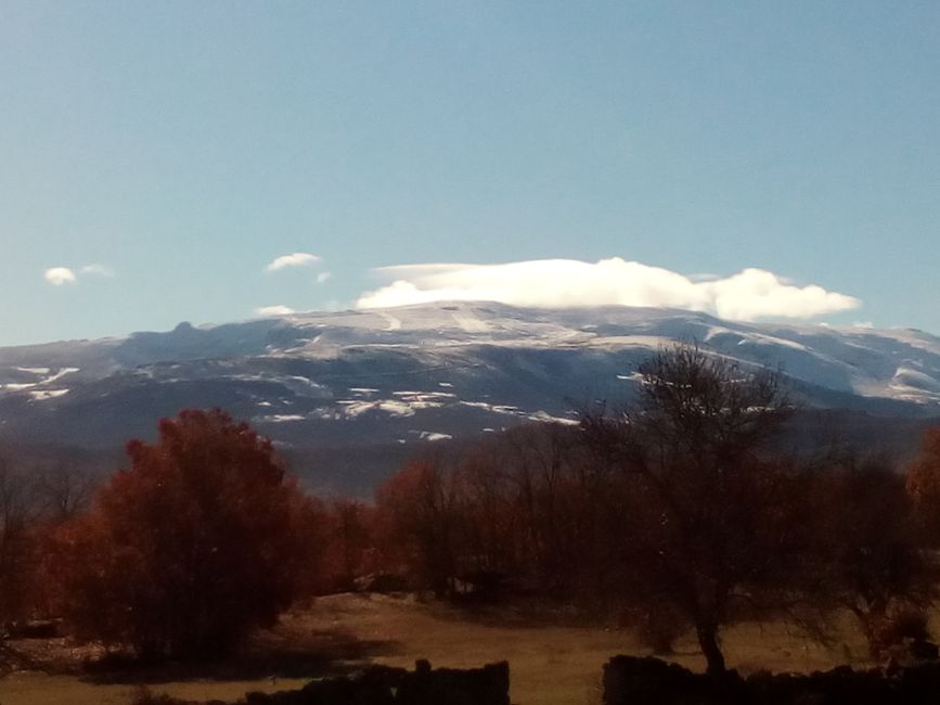 La Covatilla con nieve desde Nava de Béjar (Salamanca) (diciembre 2021)