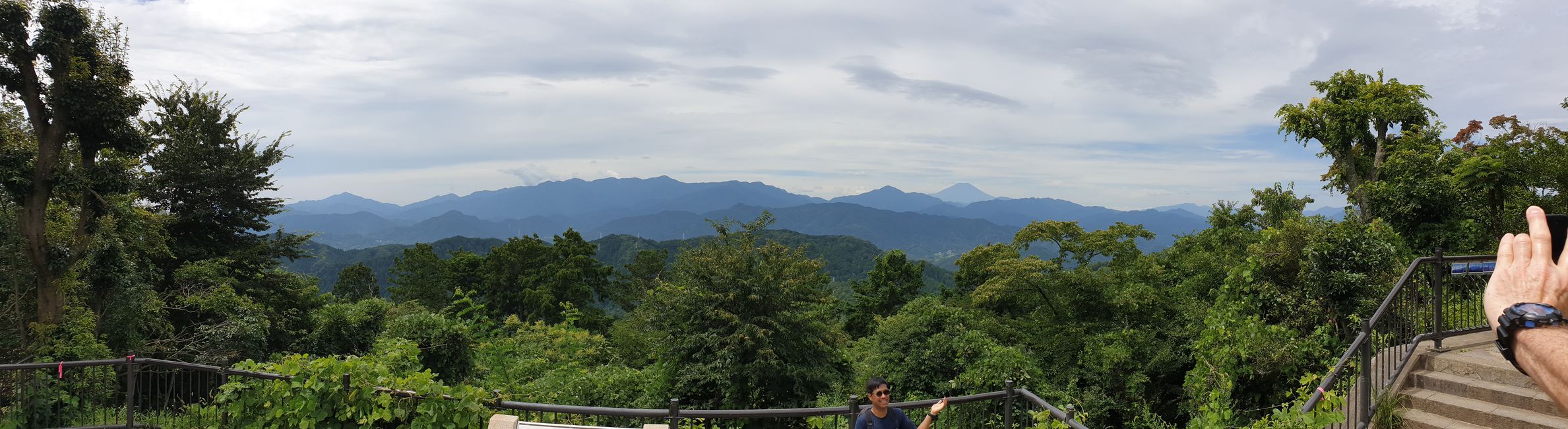 viel Wald und Berge