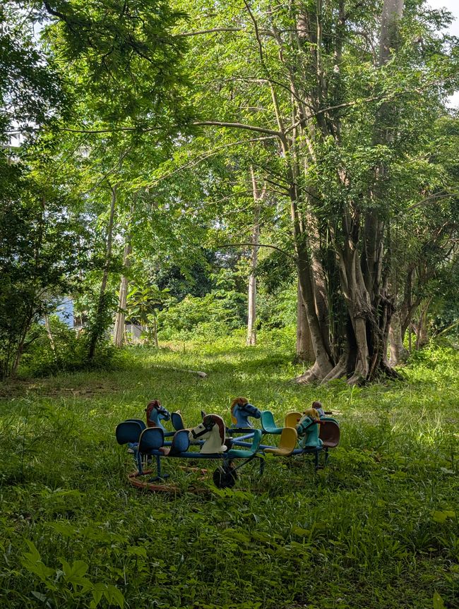 Eine ausgestreckte Hand am Fensterbrett