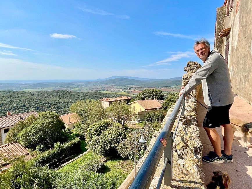 Sur les remparts du château à Capalbio.