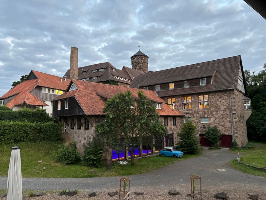 Blick auf die Burg mit Schwimmbad