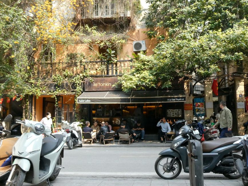 Café in una viuzza. Il drink si chiama qui Ca Phe ed è terribilmente dolce