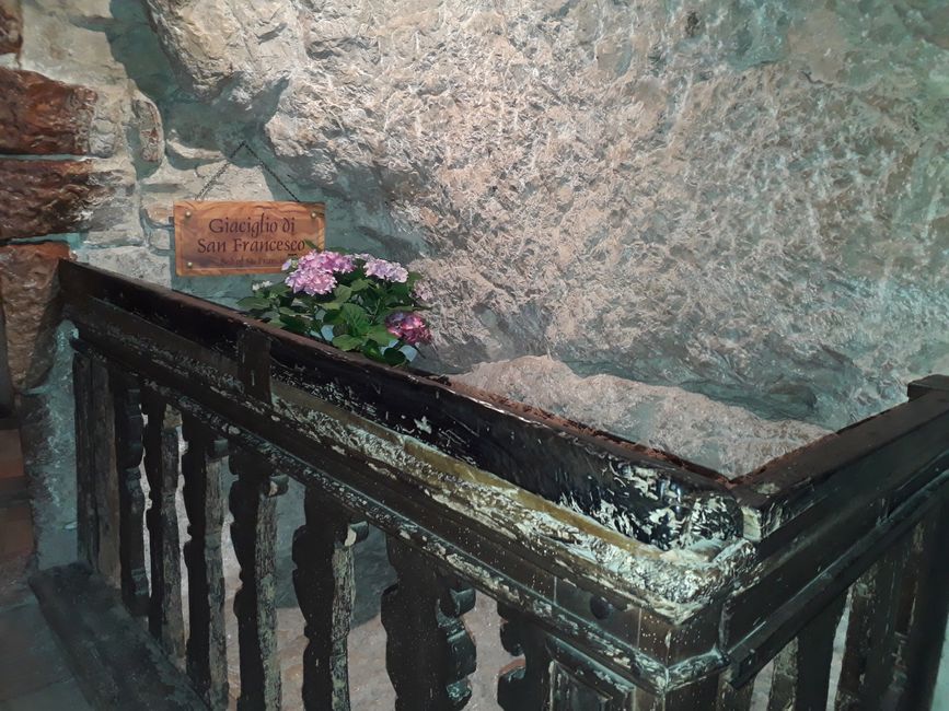 Dieser umrandete Fels diente Franziskus als Bett