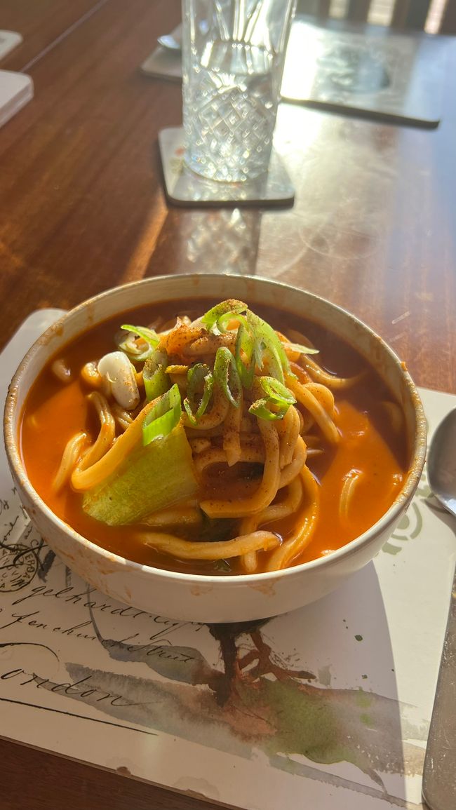 Wir werden unter der Woche gut bekocht - hier Wan-Tan Suppe