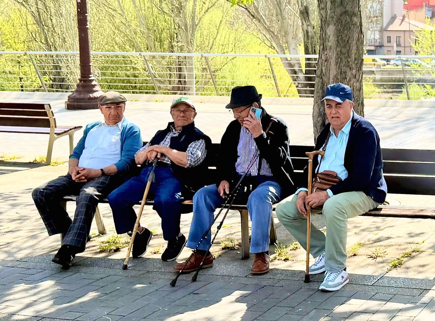 Mit Pilgern haben diese vier Herren nichts mehr am Hut. Sie beobachten lieber das Geschehen vor dem Parador.