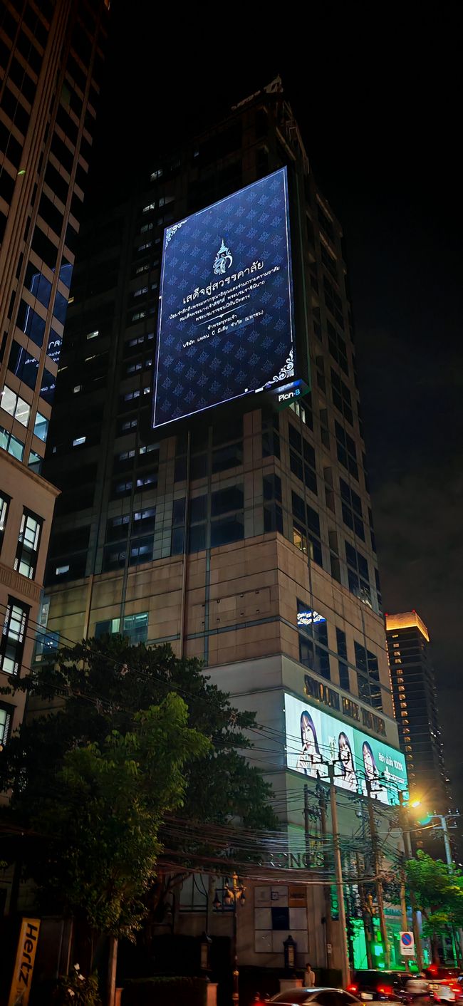 Todesmeldung wie man sie überall sieht für die Königin Sirikit, die am 24.10.25 verstorben ist