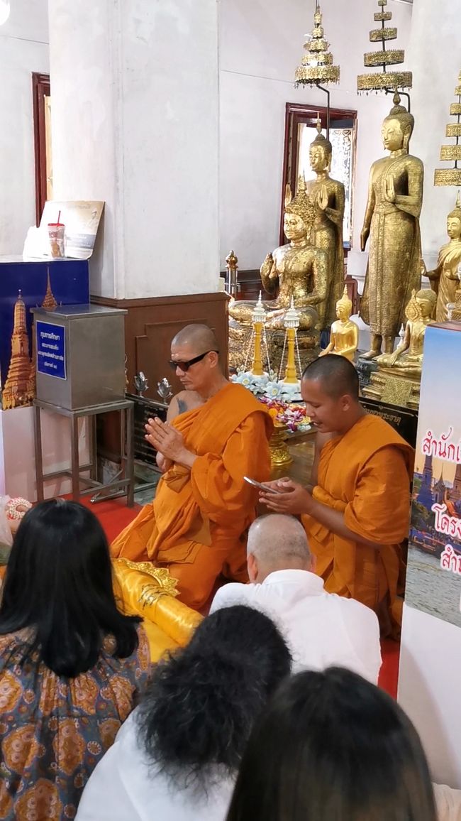 偶然间参加了一个仪式。在互联网时代，祷告也可以从手机上读，尤其是在同事酒醒的时候，仍然是唯一一个在黑暗房间里戴着太阳镜的人。
