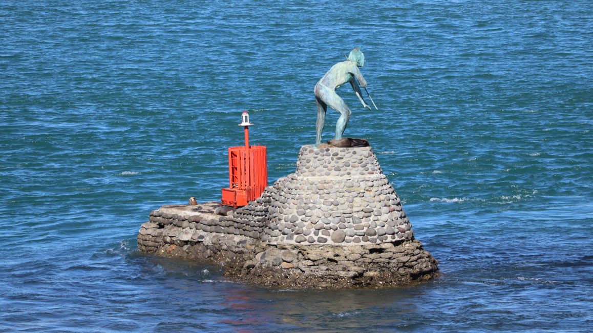 Robbe sonnt sich am Fuße der Statue