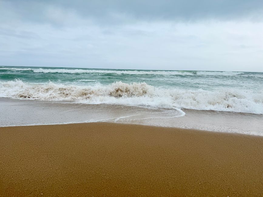 The wind created strong waves.