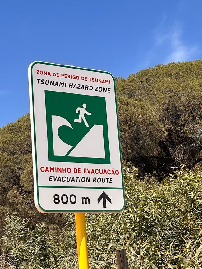 Large parts of the Portuguese coast are at risk of earthquakes and thus tsunamis. Signs indicate escape routes. In 1755, the worst tsunami killed 55,000 people