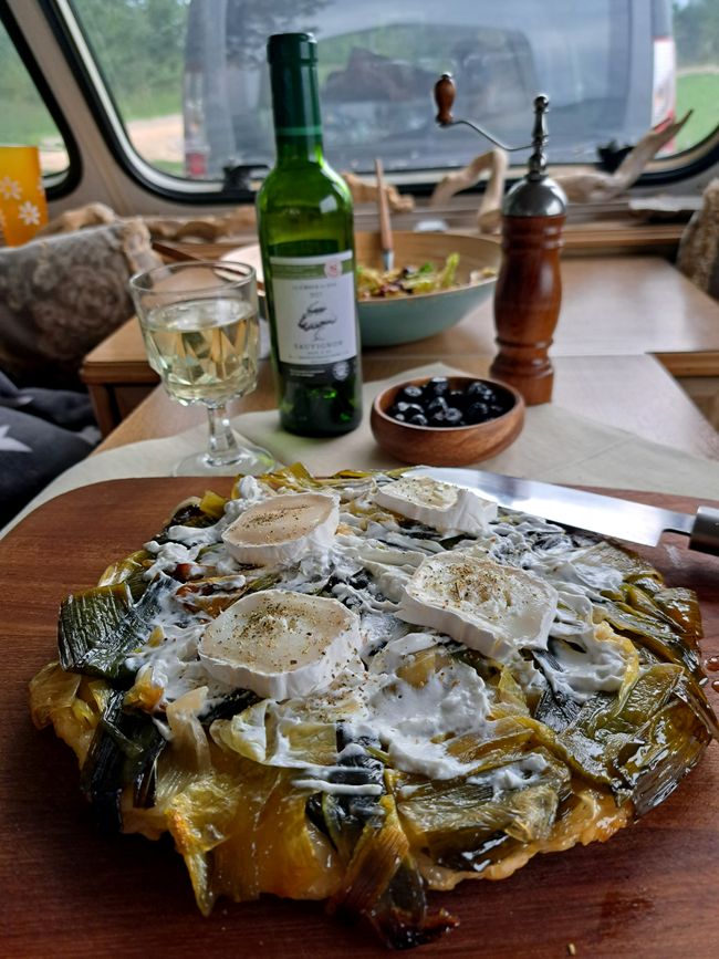 Tarte tatin: Porro dorato in burro breton salato con Vin blanc d'Alsace e un cucchiaio di miele celtico, cotto su un fondo di pasta sfoglia fatta a mano di 64 strati e fette di formaggio di capra biologico a latte crudo fuso
