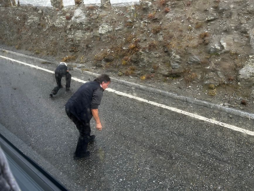 Teamwork beim Strassen räumen