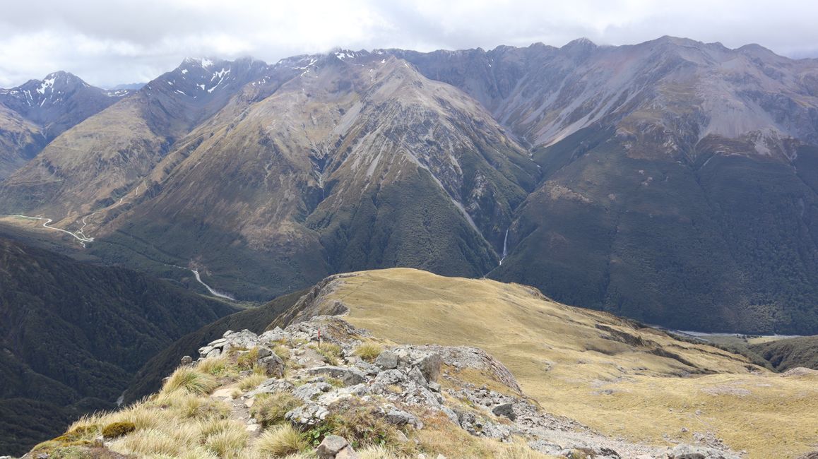 Unser Weg voraus - mit Blick auf Devils Punchbowl Waterfall