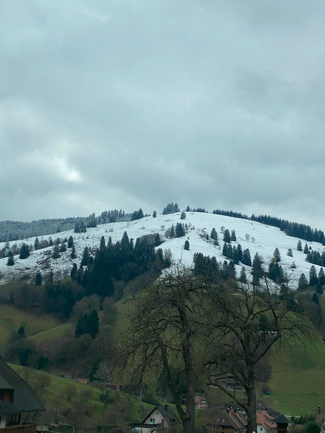 Noch liegt Schnee auf den Hügeln