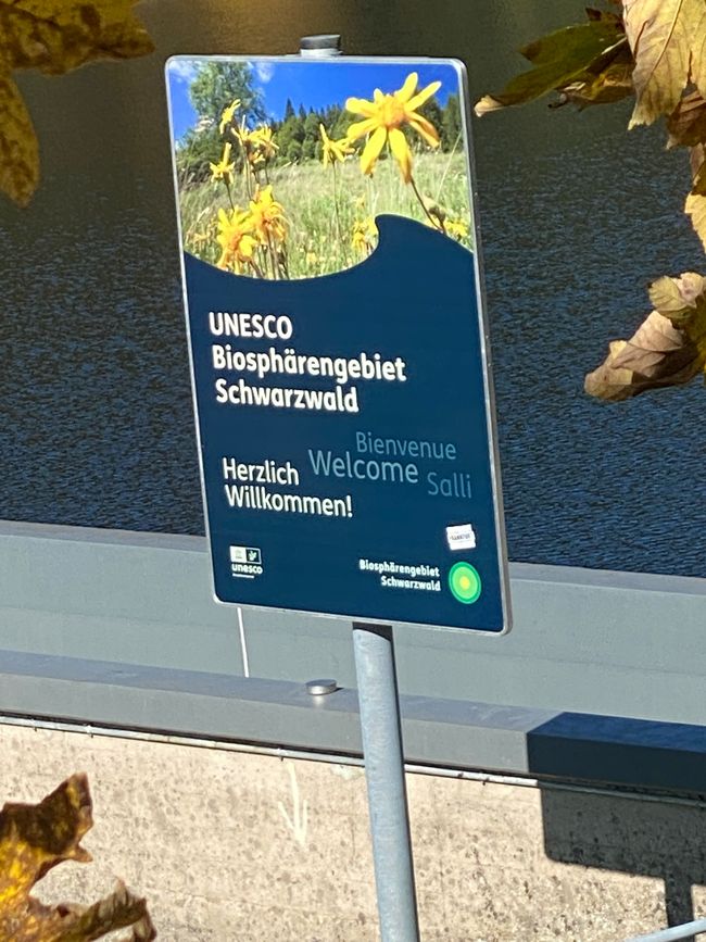 Am Ende der Brücke über den See stand noch ein weiteres Hinweisschild