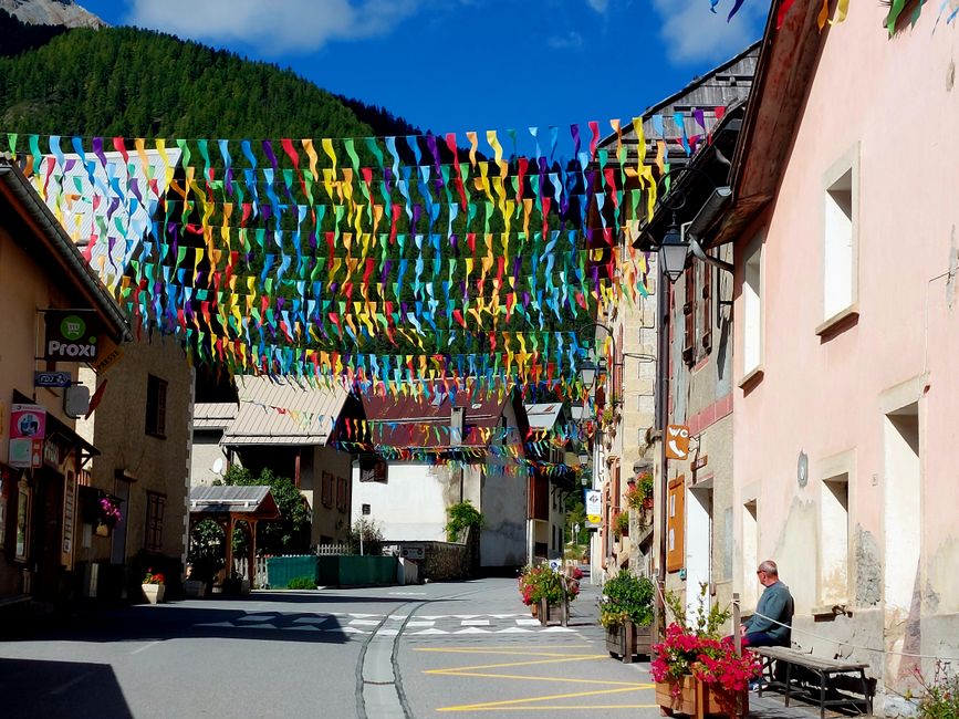 ein bunter Empfang in einem kleinen Dorf auf meiner Strecke