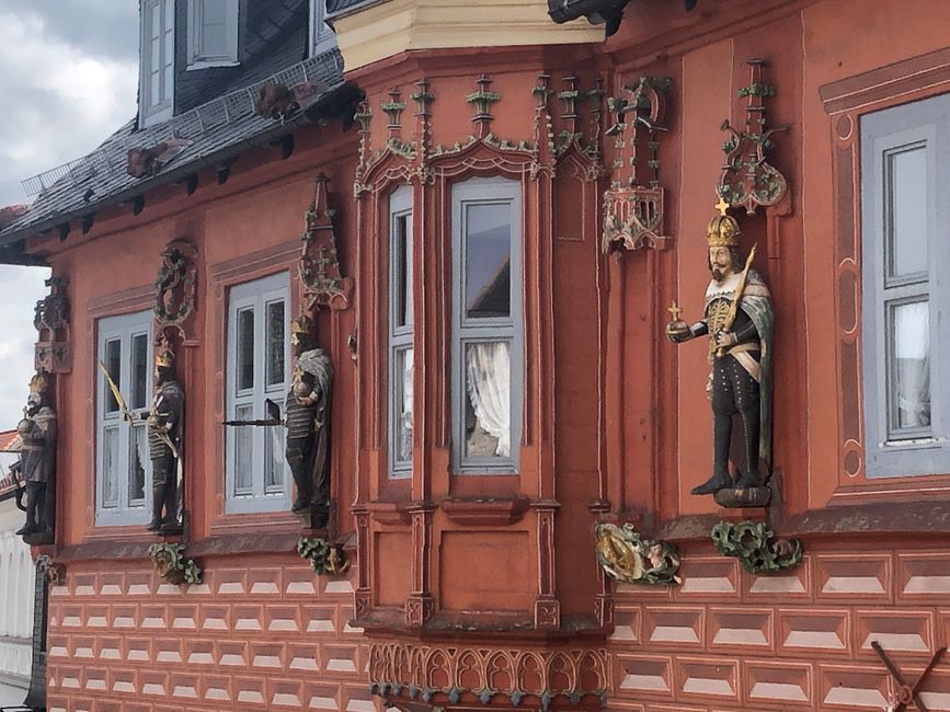 Eines der Gildehäuser, später Hotel mit Kaiser-Statuen