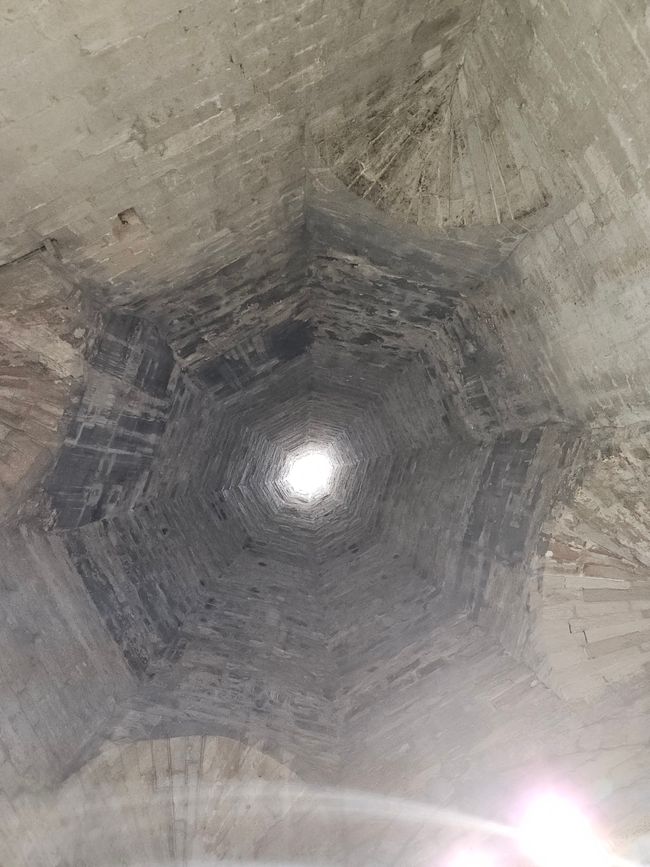 Palacio de los Papas: Chimenea de cocina, 18 m de altura