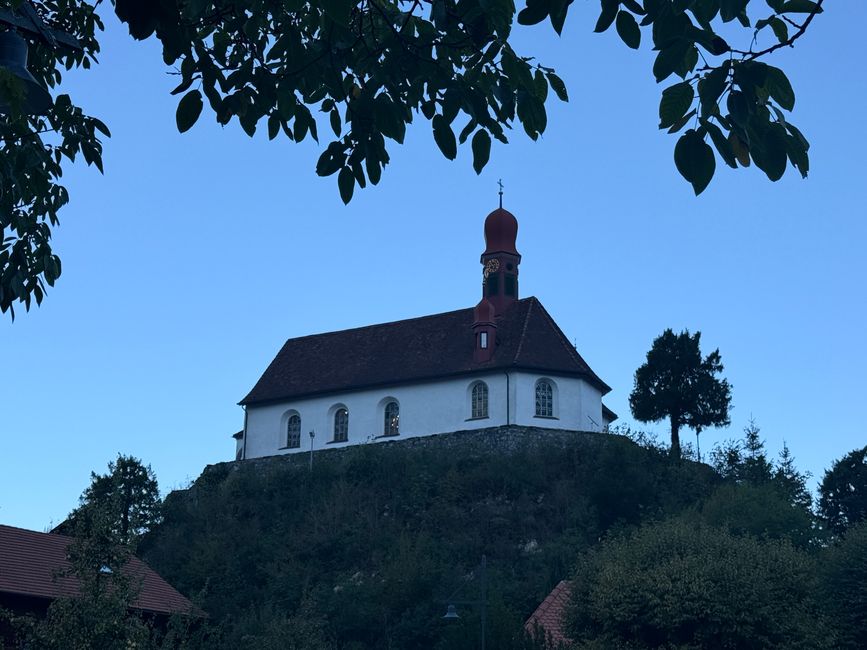 Um 9 Uhr liegt die Kirche noch im Schatten