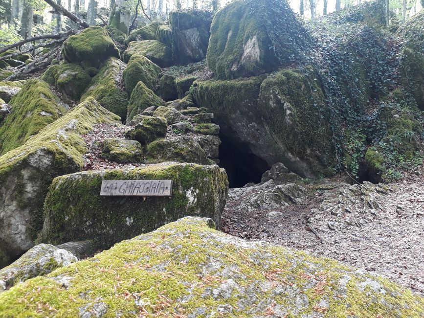 Riesige Felsbrocken, mit Moos bewachen, die Höhle diente als Kühlraum