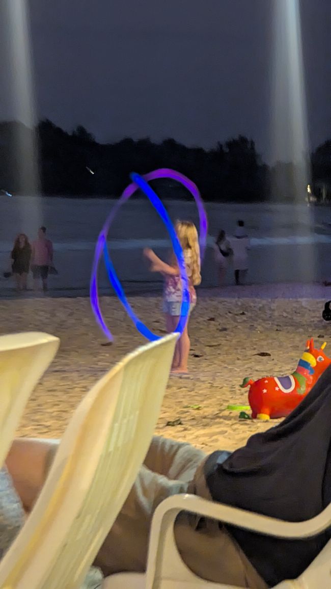 Pools und Strandliegen