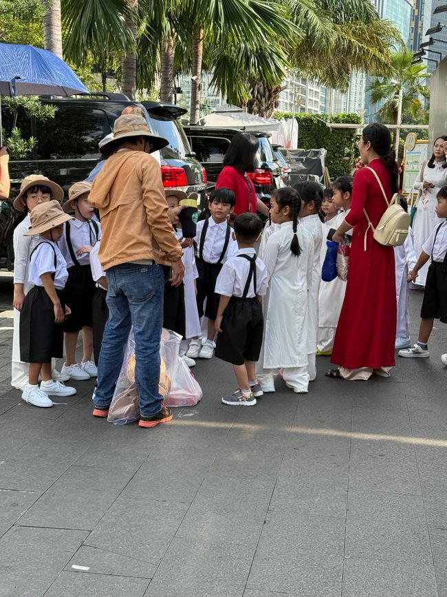 港口前的可爱孩子们