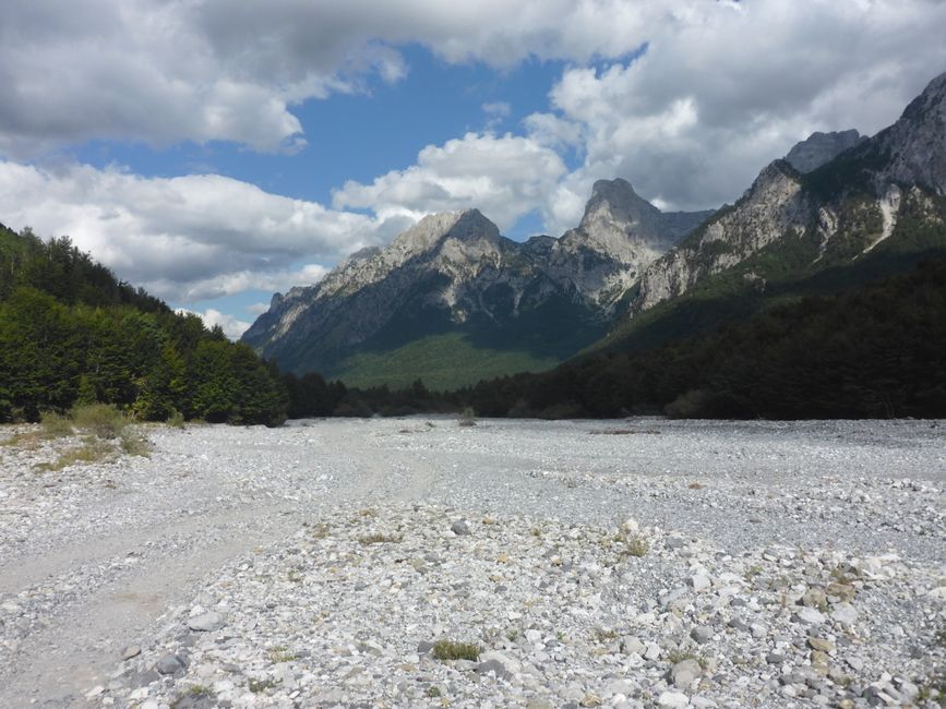 Der Weg führt durchs breite Flusstal 