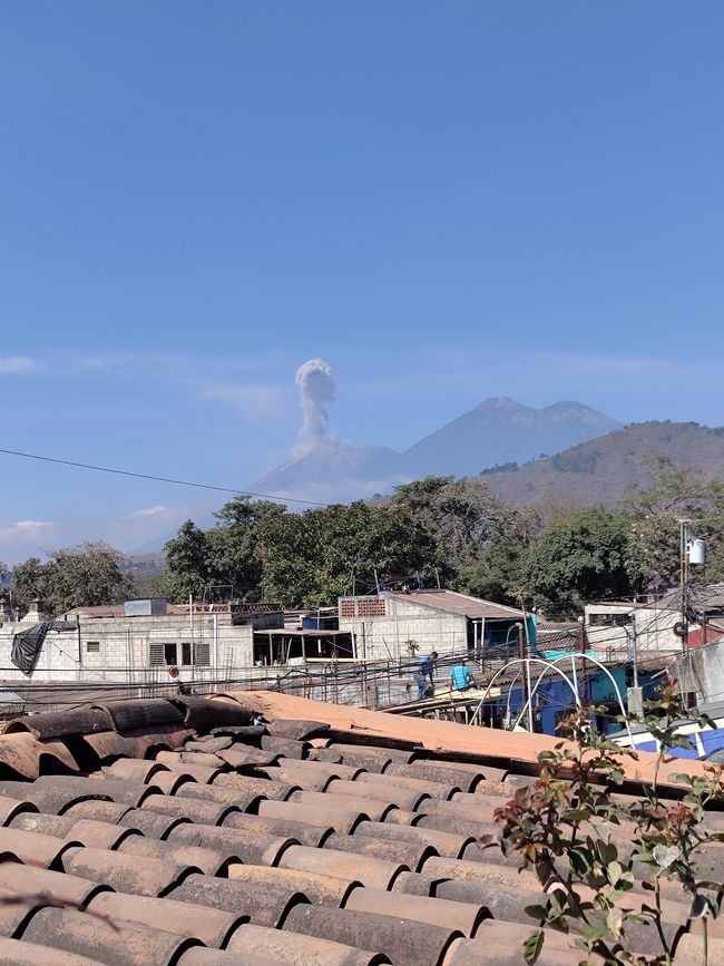 Vulkan Fuego von der Dachterrasse des Hostels