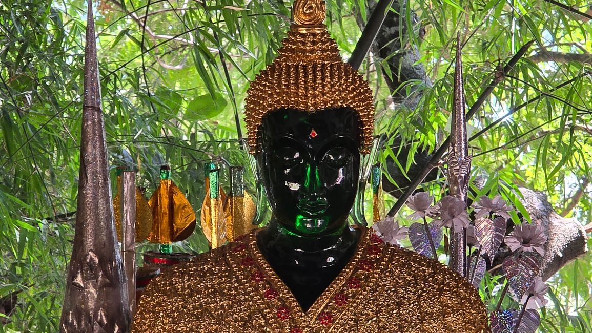 Une journée au bord de la rivière et les petits temples de l'autre côté de la rivière