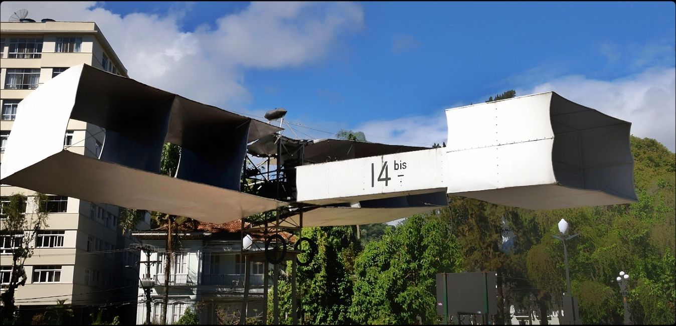 Albert Santos-Dumont hat sich eine Fliegeruhr von Cartier, die Relógios Santos de Cartier anfertigen lassen. Sie gibt es heute noch.