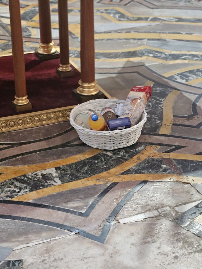 Après le mariage religieux, on pense aux pauvres