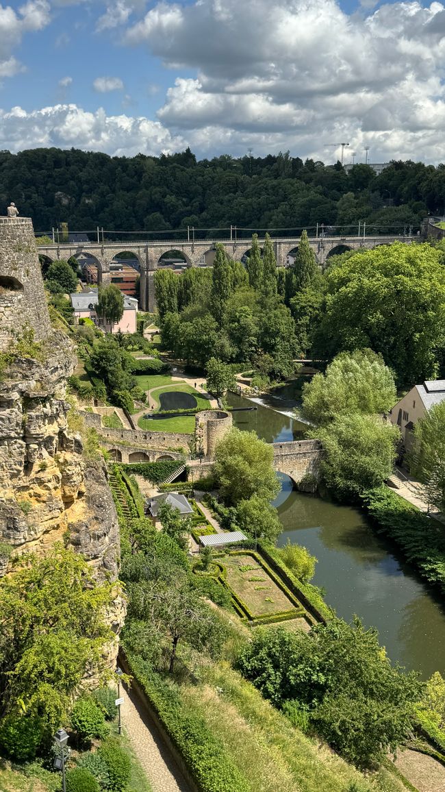 Adolphe-Brücke im Hintergrund