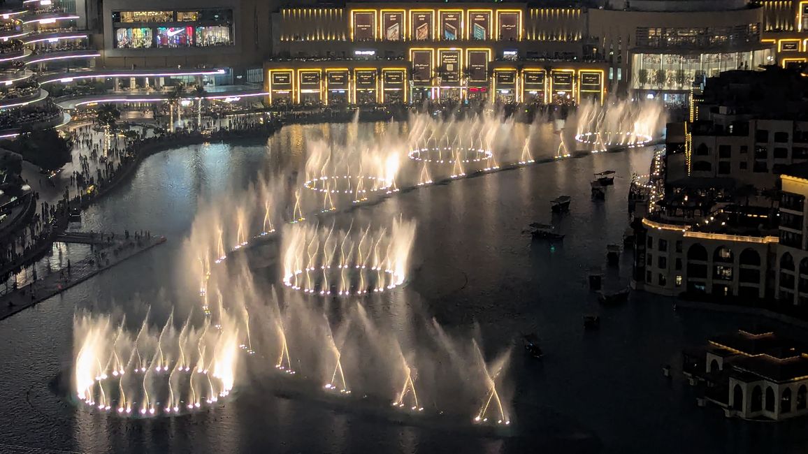 Blick aus unserem Hotelfenster auf die Dubai Fountain