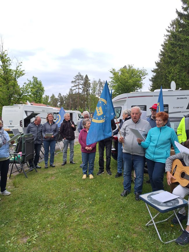 Ein neuer Camper wird beklebt