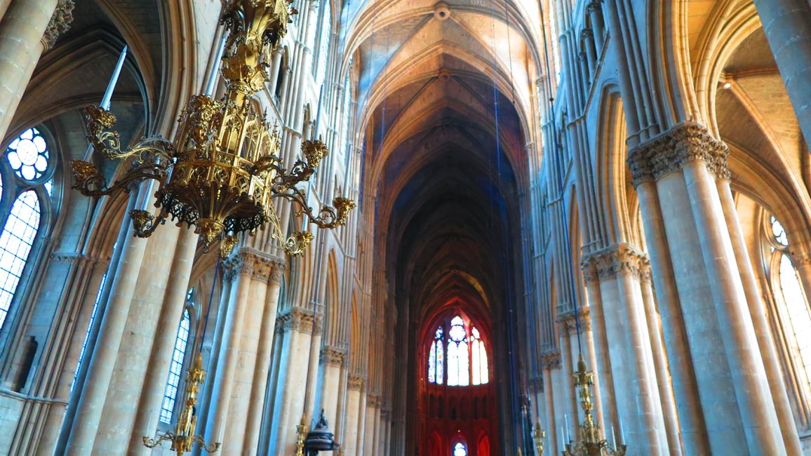 Das Langhaus der Kathedrale von Reims ist mit frühgotischen Pfeilern bestückt.